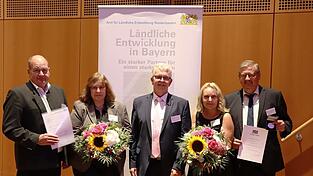 Hubert Bittlmayer, Ministerialdirektor im Staatsministerium für Ernährung, Landwirtschaft, Forsten und Tourismus (Mitte) mit dem künftigen ALE-Leiter Michael Kreiner (v.l.) und dessen Ehefrau Sandra sowie dem scheidenden Amtsleiter Hans-Peter Schmucker (r.) und dessen Ehefrau Katrin. Hubert Bittlmayer, Ministerialdirektor im Staatsministerium für Ernährung, Landwirtschaft, Forsten und Tourismus (Mitte) mit dem künftigen ALE-Leiter Michael Kreiner (v.l.) und dessen Ehefrau Sandra sowie dem scheidenden Amtsleiter Hans-Peter Schmucker (r.) und dessen Ehefrau Katrin.