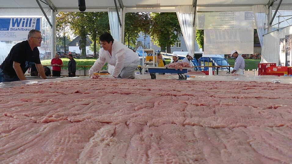 Hunderte freiwillige Helfer haben angepackt und zusammen mit den beiden Initiatoren Werner Biersack und Rudi Dietl das XXL-Schnitzel vorbereitet und gebraten. Das Spektakel vor einem Jahr lockte Tausende Besucher nach Mengkofen.