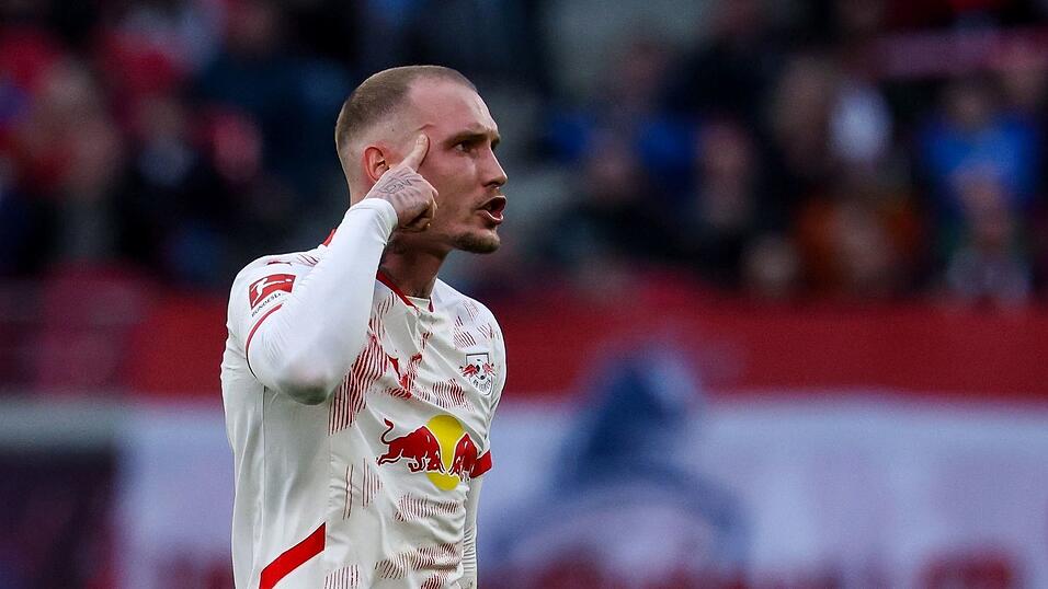 David Raum feiert sein Freistoßtor.