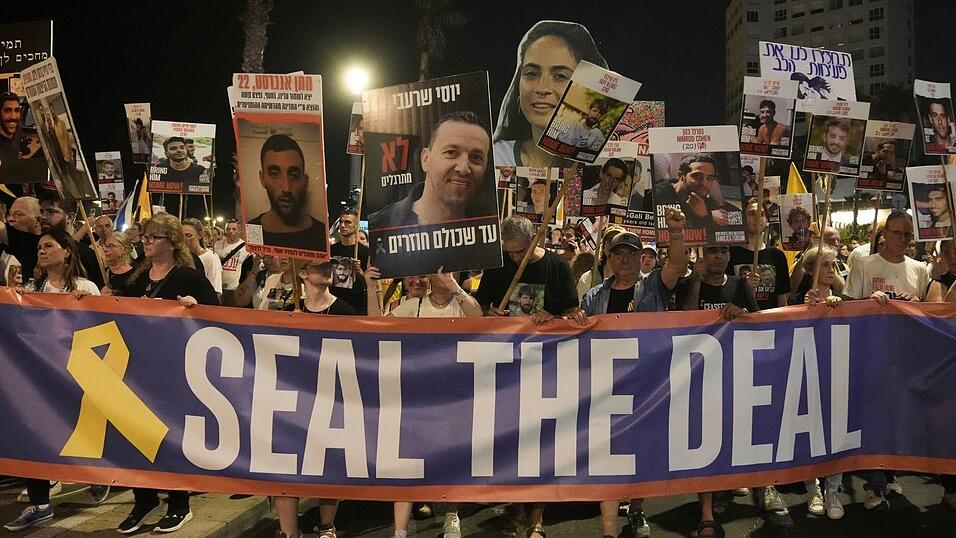 Für die Freilassung und Übergabe aller Geiseln waren monatelang Tausende Israelis auf die Straßen gegangen. (Archivbild) Für die Freilassung und Übergabe aller Geiseln waren monatelang Tausende Israelis auf die Straßen gegangen. (Archivbild)