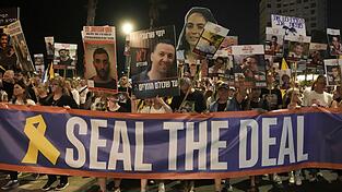 F&uuml;r die Freilassung und &Uuml;bergabe aller Geiseln waren monatelang Tausende Israelis auf die Stra&szlig;en gegangen. (Archivbild)