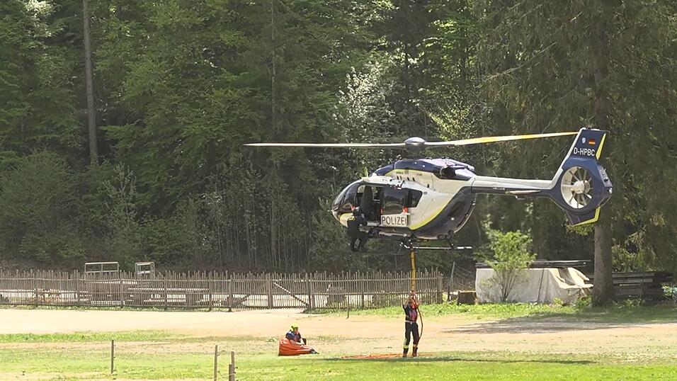 Mit Helikoptern wird versucht, den Brand aus der Luft zu l&ouml;schen.