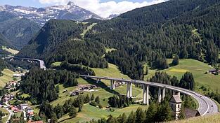 Die Brenner-Autobahn ist eine der wichtigsten Nord-Süd-Verbindungen. (Archivbild) Die Brenner-Autobahn ist eine der wichtigsten Nord-Süd-Verbindungen. (Archivbild)