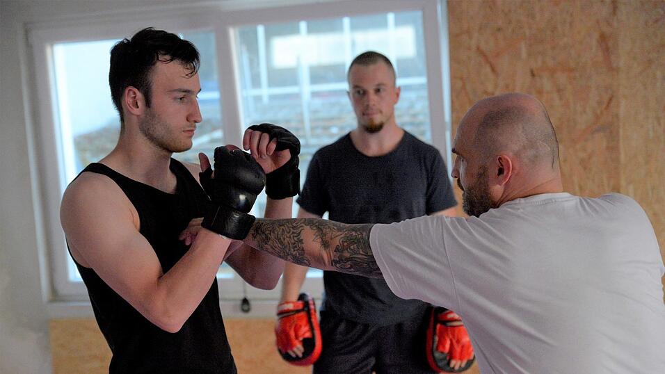 Sinnloses Prügeln? Beim Kampfsport MMA kommt es auch auf die Technik und die geistige und körperliche Fitness an. Sinnloses Prügeln? Beim Kampfsport MMA kommt es auch auf die Technik und die geistige und körperliche Fitness an.