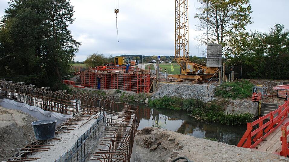 Die Kleine Laberbrücke (hier ein Baubild aus dem Oktober) soll bis Weihnachten fertig sein. Der Plan allerdings wird 'sportlich', wie Tiefbauschef Markus Fischer sagte. Die Kleine Laberbrücke (hier ein Baubild aus dem Oktober) soll bis Weihnachten fertig sein. Der Plan allerdings wird 'sportlich', wie Tiefbauschef Markus Fischer sagte.