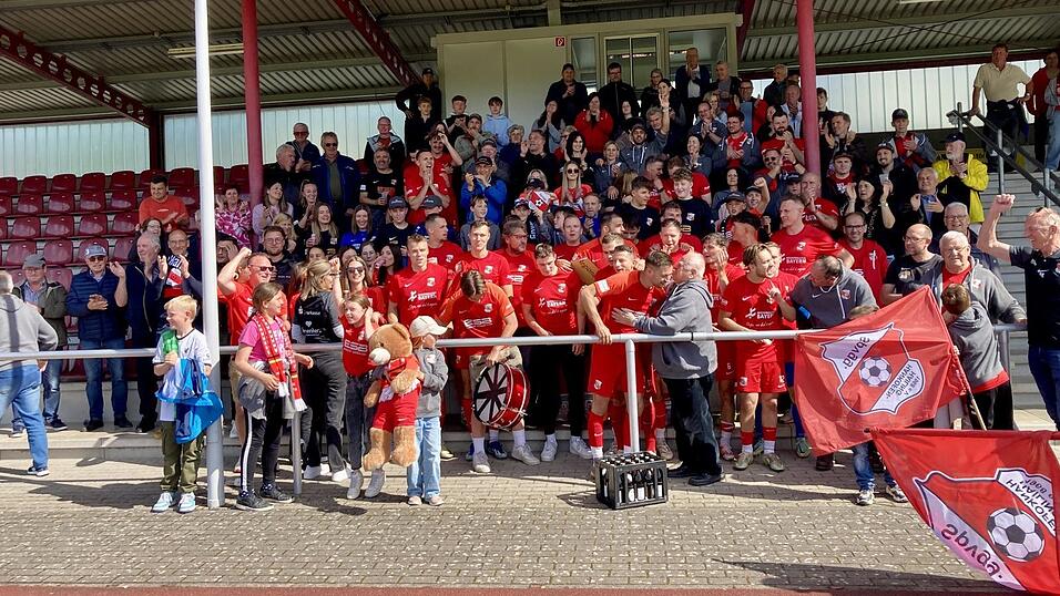 Die Mannschaft feierte am Samstag in Coburg mit den mitgereisten Fans. Die Mannschaft feierte am Samstag in Coburg mit den mitgereisten Fans.
