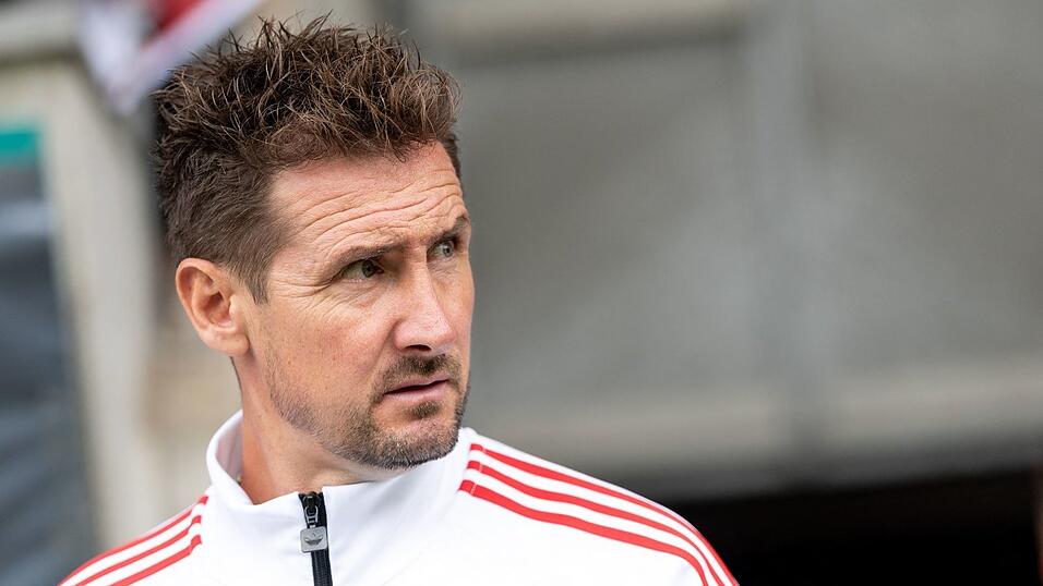 Der frühere Weltklassestürmer, Nürnbergs Trainer Miroslav Klose, musste lange auf ein Tor seiner Mannschaft warten. Der frühere Weltklassestürmer, Nürnbergs Trainer Miroslav Klose, musste lange auf ein Tor seiner Mannschaft warten.