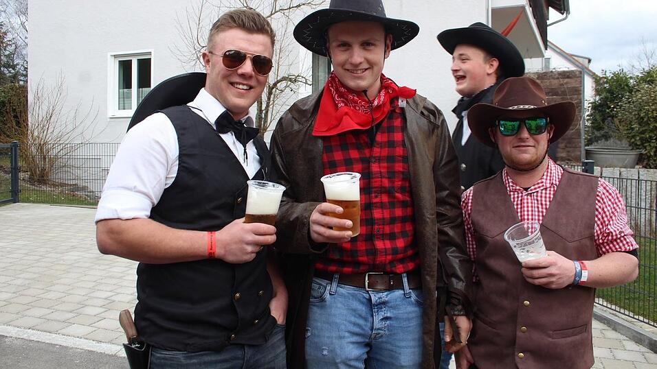 Viele Faschings-Fans haben sich am Samstag den Umzug in Langenbach angesehen. Viele Faschings-Fans haben sich am Samstag den Umzug in Langenbach angesehen.