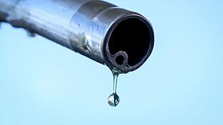 Im Netz verbreiten sich Falschbehauptungen &uuml;ber angeblich gestreckten Kraftstoff. (Archivbild)