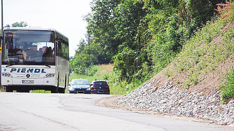 Die Niederschlagsentw&auml;sserung an der Staatsstra&szlig;e 2125 im Bereich Neudemling ist fertiggestellt. Doch bald geht es weiter: mit dem Stra&szlig;enbau.