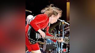 Wie aufgedreht: Seit fast 50 Jahren macht Leadgitarrist Angus Young mit Schuluniform und Gibson SG bei AC/DC-Konzerten dem Duracell-Häschen Konkurrenz. Und es spricht einiges dafür, dass er das auch wieder tun wird, sobald die Pandemie-Lage ihn lässt. Das neue Album 'Power Up' beispielsweise. Wie aufgedreht: Seit fast 50 Jahren macht Leadgitarrist Angus Young mit Schuluniform und Gibson SG bei AC/DC-Konzerten dem Duracell-Häschen Konkurrenz. Und es spricht einiges dafür, dass er das auch wieder tun wird, sobald die Pandemie-Lage ihn lässt. Das neue Album 'Power Up' beispielsweise.
