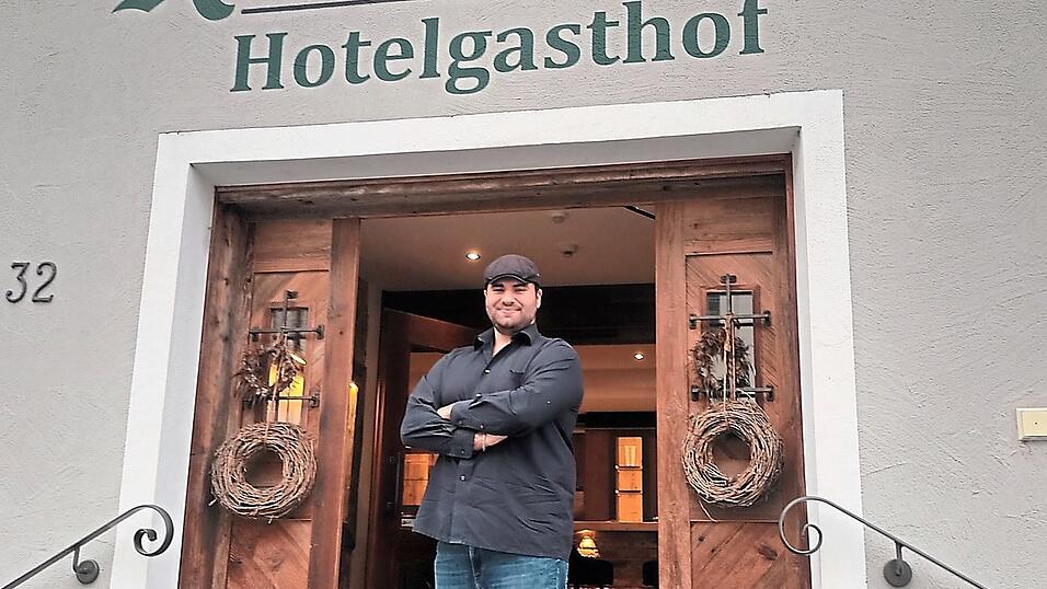 Die Tür des Schierlinger Kirchenwirts ist wieder offen. „Jeder ist willkommen“, sagt der neue Pächter Emirhan Kilinç, der mit seiner Familie den Hotelgasthof übernimmt.