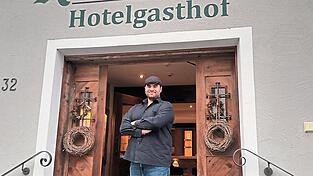 Die Tür des Schierlinger Kirchenwirts ist wieder offen. „Jeder ist willkommen“, sagt der neue Pächter Emirhan Kilinç, der mit seiner Familie den Hotelgasthof übernimmt.