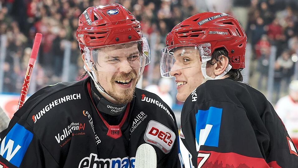 Was zu lachen: Mit dem 4:1-Erfolg hat sich der EVL wieder bis auf einen Punkt an Platz f&uuml;nf herangeschoben. Das d&uuml;rfte neben Jesse Koskenkorva (links) und Martin Has besonders auch die Fans freuen.