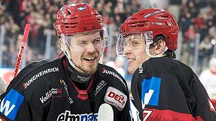 Was zu lachen: Mit dem 4:1-Erfolg hat sich der EVL wieder bis auf einen Punkt an Platz f&uuml;nf herangeschoben. Das d&uuml;rfte neben Jesse Koskenkorva (links) und Martin Has besonders auch die Fans freuen.