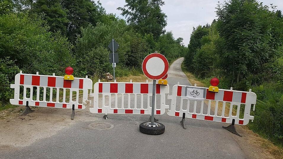 Den Waldbahnradweg bei Grafling haben Autofahrer immer wieder als Abkürzung genutzt. Nun versperrt ihnen eine Schranke die Durchfahrt. Radfahrer dürfen den Weg jedoch weiter befahren. Den Waldbahnradweg bei Grafling haben Autofahrer immer wieder als Abkürzung genutzt. Nun versperrt ihnen eine Schranke die Durchfahrt. Radfahrer dürfen den Weg jedoch weiter befahren.