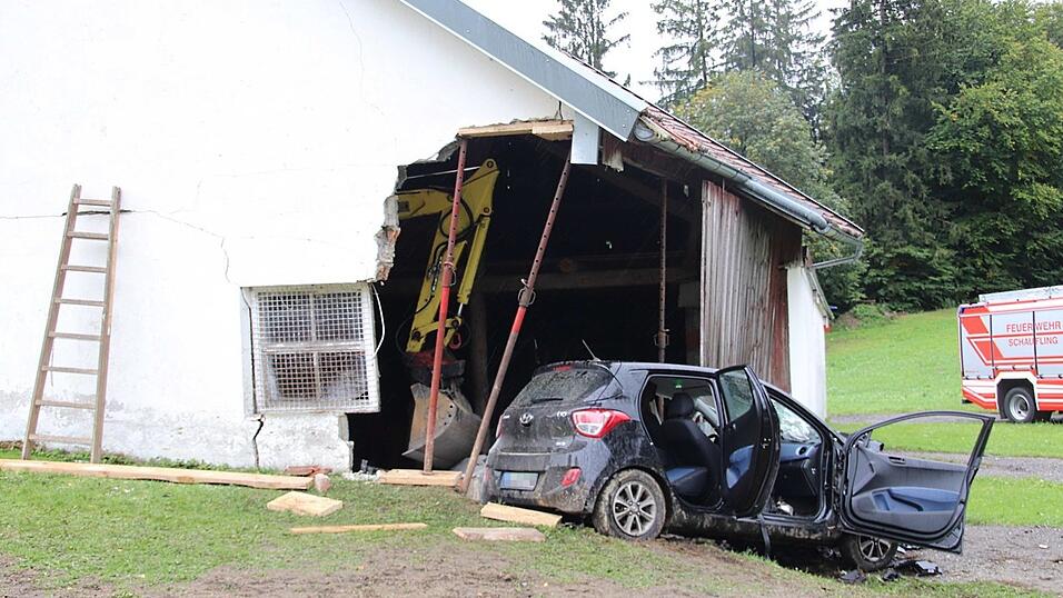 Am Mittwoch kam im Schauflinger Ortsteil Nemering ein Auto von der Straße ab und landete in einem Stall. Am Mittwoch kam im Schauflinger Ortsteil Nemering ein Auto von der Straße ab und landete in einem Stall.