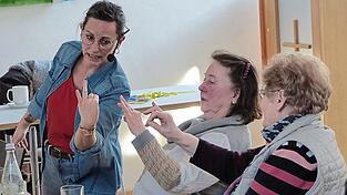 Gar nicht so leicht, wie es aussieht: Bei den Fingerübungen ist Konzentration gefragt und deshalb sind sie förderlich für Gedächtnis und Gesundheit gleichermaßen.
