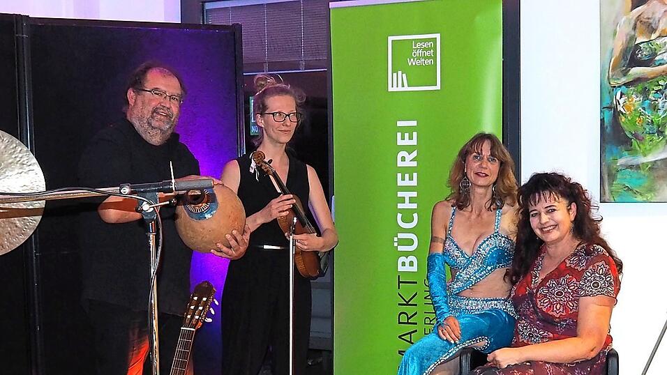 Die Erzählerin Agnes O. Eisenreich, Tanzpädagogin Katja Unger-Qraini sowie die Musiker Lucia Wagner und Stefan Huber (v.l.) begeisterten mit ihrem Programm in der Marktbücherei.