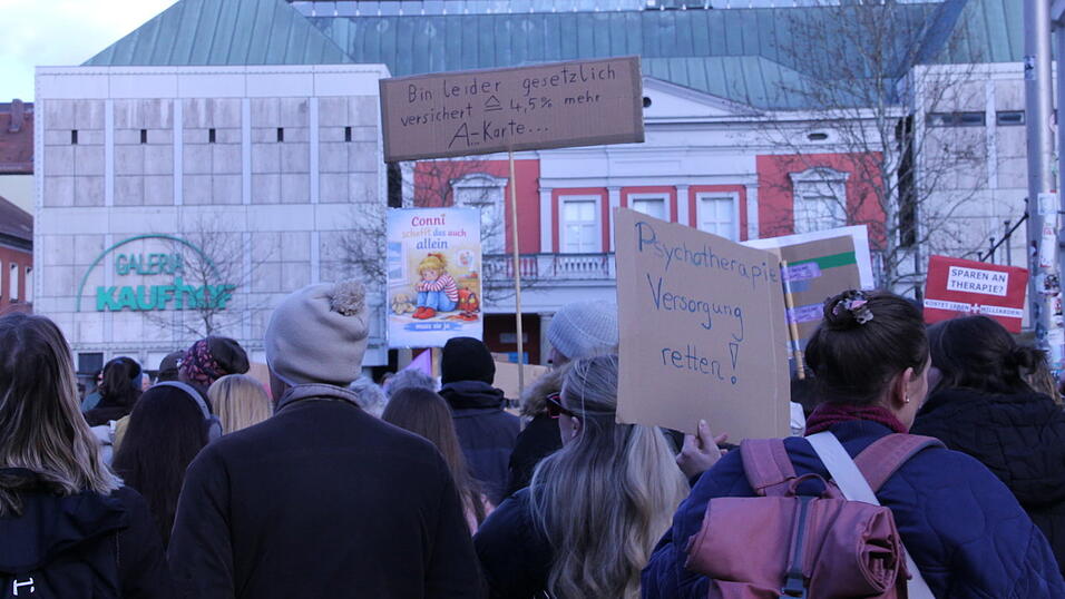 Kreative Schilder machen auf ein ernstes Thema aufmerksam: Viele Therapeuten besorgt die K&uuml;rzung der Honorare. Es sei ein fatales Signal.