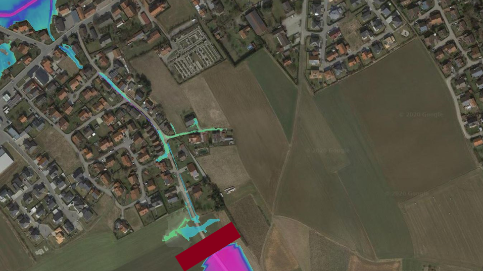 ... so w&uuml;rde die Situation nach Umsetzung der Schutzma&szlig;nahmen mit einem Damm (roter Balken) und dem dahinter liegenden R&uuml;ckhaltebecken aussehen.