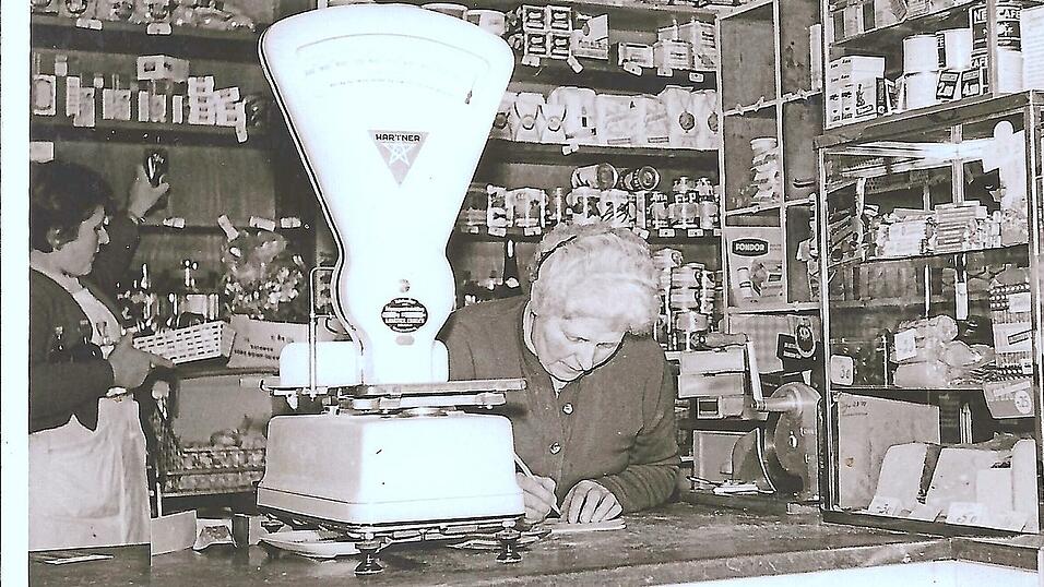 Viele Dinge des t&auml;glichen Bedarfs bot der Kramerladen Strasser in der Bayerwaldsiedlung an (circa 1953).