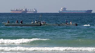 Immer wieder werden Schiffe in der Meerenge von Geschossen getroffen. (Archivbild)