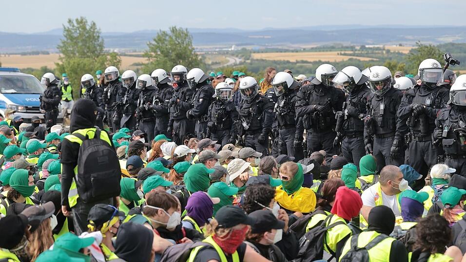 Eine Sitzblockade auf der Autobahn 71 - Polizisten umringen die Demonstranten. Eine Sitzblockade auf der Autobahn 71 - Polizisten umringen die Demonstranten.