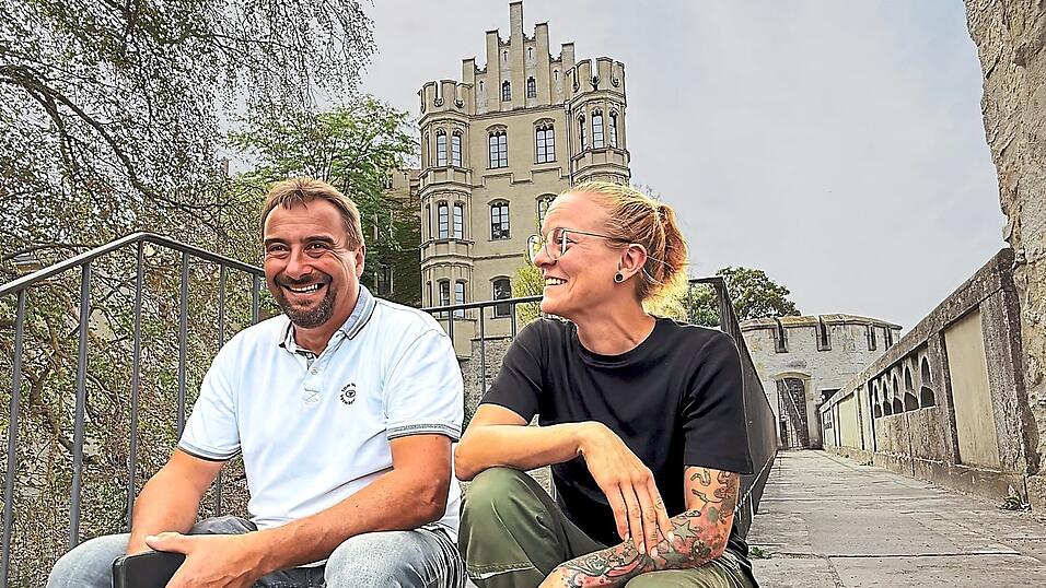 Bezirksmeister Ost Michael Müller und Vorarbeiterin Helene Breu in ihrem Lieblingspark. Bezirksmeister Ost Michael Müller und Vorarbeiterin Helene Breu in ihrem Lieblingspark.