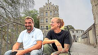 Bezirksmeister Ost Michael Müller und Vorarbeiterin Helene Breu in ihrem Lieblingspark. Bezirksmeister Ost Michael Müller und Vorarbeiterin Helene Breu in ihrem Lieblingspark.