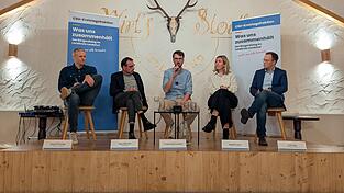 Alexander Neulinger, Klaus Holetschek, Maximilian Ganslmeier, Magdalena Dauer und Florian Hölzl (v.l.). Alexander Neulinger, Klaus Holetschek, Maximilian Ganslmeier, Magdalena Dauer und Florian Hölzl (v.l.).