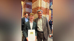 Als einziger Realschulabsolvent Niederbayerns war Simon Pirkl aus Osterhofen zur Bestenehrung nach M&uuml;nchen eingeladen.