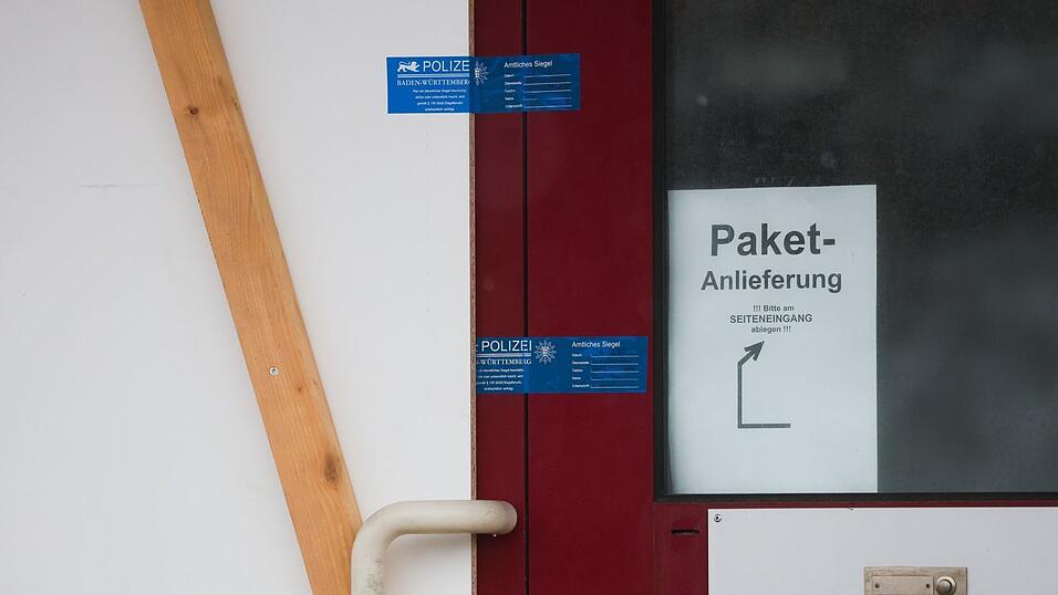 Ein Polizeisiegel sperrt einen Tatort in einer Firma in St. Johann in Baden-W&uuml;rttemberg ab.