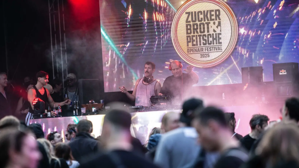 Im Gutshof von Schloss Pürkelgut finden im Juni das Festival Zuckerbrot & Peitsche und das Malle Open-Air statt. Elektronische Musik und Ballermann-Hits bieten den Kontrast zum barocken Schloss. Im Gutshof von Schloss Pürkelgut finden im Juni das Festival Zuckerbrot & Peitsche und das Malle Open-Air statt. Elektronische Musik und Ballermann-Hits bieten den Kontrast zum barocken Schloss.