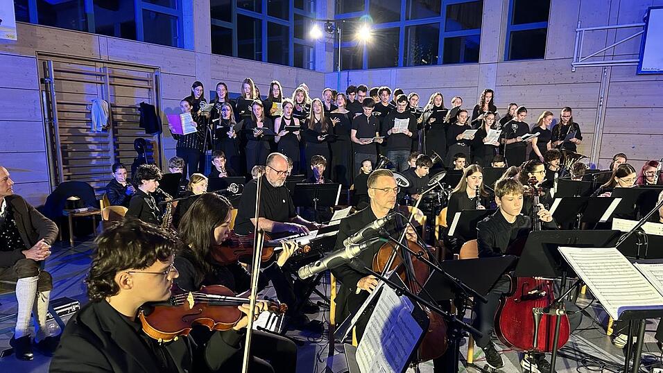 Chor, Bläser und Streicher des MGF boten mit ihrem Repertoire, vom Marienlied bis K-Pop, ein vielfältiges Programm. Chor, Bläser und Streicher des MGF boten mit ihrem Repertoire, vom Marienlied bis K-Pop, ein vielfältiges Programm.