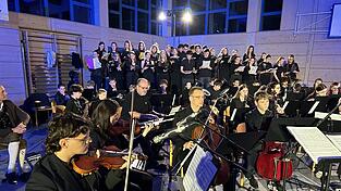 Chor, Bläser und Streicher des MGF boten mit ihrem Repertoire, vom Marienlied bis K-Pop, ein vielfältiges Programm. Chor, Bläser und Streicher des MGF boten mit ihrem Repertoire, vom Marienlied bis K-Pop, ein vielfältiges Programm.