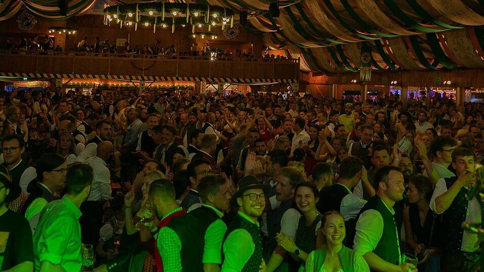 Am Dienstag spielte der Menzl im Festzelt Weckmann auf. Diese Blasmusikfreunde waren mit dabei.