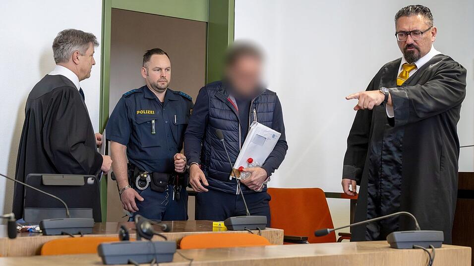 Einer der Angeklagten bei Prozessbeginn. (Archivbild). Einer der Angeklagten bei Prozessbeginn. (Archivbild).