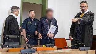 Einer der Angeklagten bei Prozessbeginn. (Archivbild).