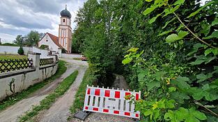 Der abschüssige Weg bei der Kirche ist - auch wegen der Ausspülungen nach dem Starkregen vergangene Woche - mittlerweile gesperrt. Der abschüssige Weg bei der Kirche ist - auch wegen der Ausspülungen nach dem Starkregen vergangene Woche - mittlerweile gesperrt.