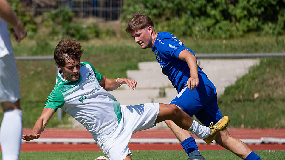 Der TSV Bogen um Tobias Haumer (in Blau) kommt auch in Burglengenfeld nicht zum Torerfolg. Der TSV Bogen um Tobias Haumer (in Blau) kommt auch in Burglengenfeld nicht zum Torerfolg.