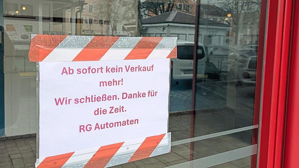 Ein Hinweis an der Eingangst&uuml;r, dahinter gro&szlig;e Leere: Plattlings Automatenshop am Ludwigplatz ist seit Mittwoch Geschichte.