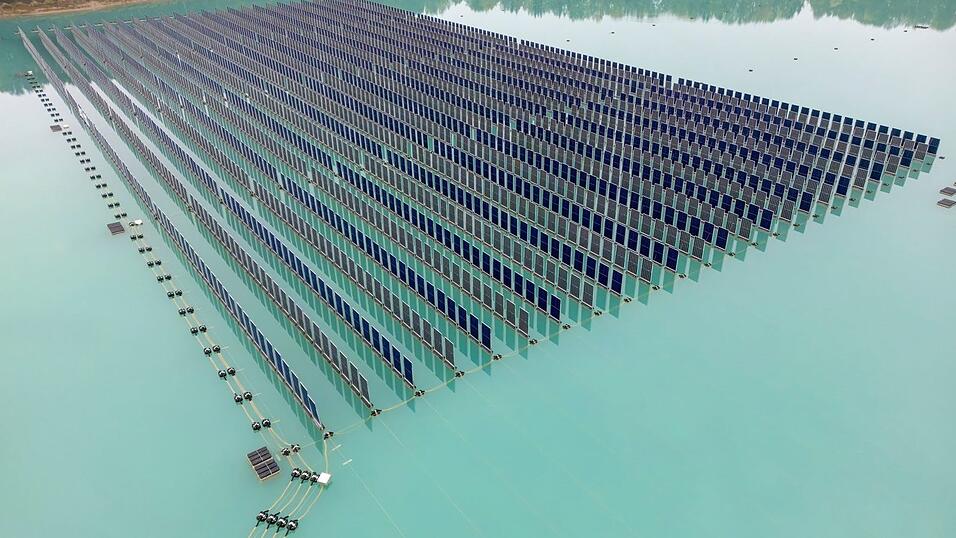 Normalerweise sind Solarpanele bei schwimmenden Anlagen flach auf dem Wasser - hier stehen sie aufrecht. Normalerweise sind Solarpanele bei schwimmenden Anlagen flach auf dem Wasser - hier stehen sie aufrecht.