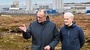 Der Kanzler, der norwegische Ministerpr&auml;sident und im Hintergrund Deutschlands Tor zum Weltraum. Von hier werden die deutschen &laquo;Spectrum&raquo;-Raketen gestartet.