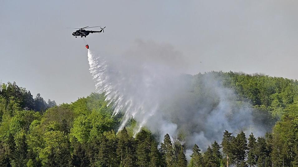 Hubschrauber sind im Einsatz, um einem Waldbrand im tschechischen Nationalpark B&ouml;hmische Schweiz zu l&ouml;schen.