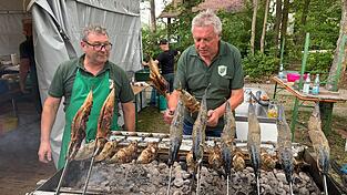 Am Grill gab es viel zu tun.