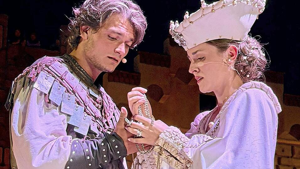 „Ich geb’ Dir mein Leben zurück“: das Ritterpaar Max Wild und Julia Baumann. „Ich geb’ Dir mein Leben zurück“: das Ritterpaar Max Wild und Julia Baumann.