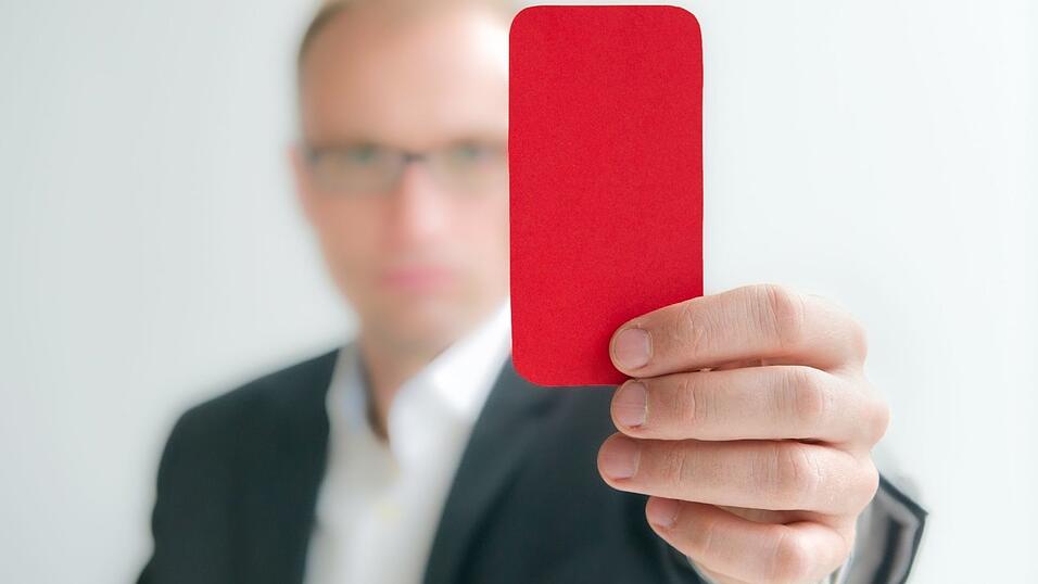 Die gelbe und rote Karte führte die FIFA bei der WM 1970 ein. Die gelbe und rote Karte führte die FIFA bei der WM 1970 ein.