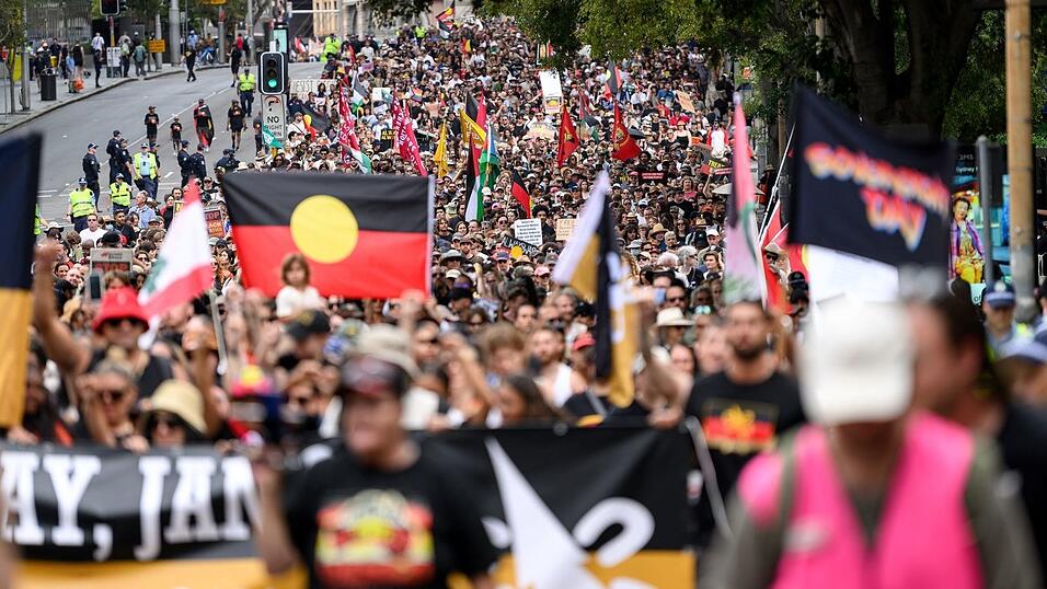 Allein in Sydney versammelten sich Medienberichten zufolge etwa 15.000 Menschen. Allein in Sydney versammelten sich Medienberichten zufolge etwa 15.000 Menschen.