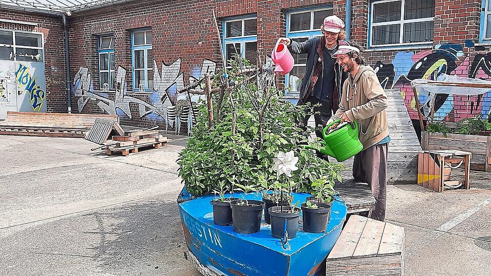 Lichtk&uuml;nstler Karl Iaro (vorne) und Manuel Knoll vom Studierendentheater Fabelbande der Uni.